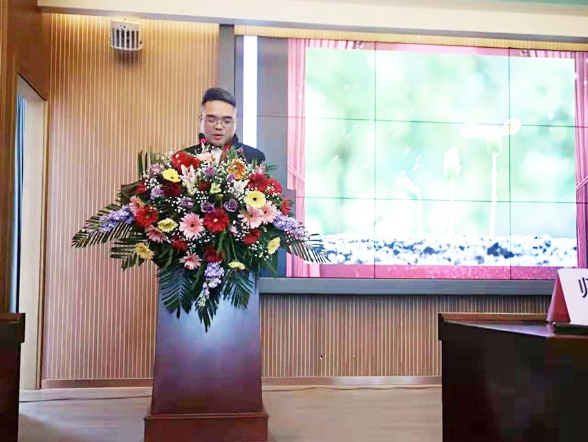 点击查看详细信息<br>标题：十年功臣代表发言 阅读次数：2120