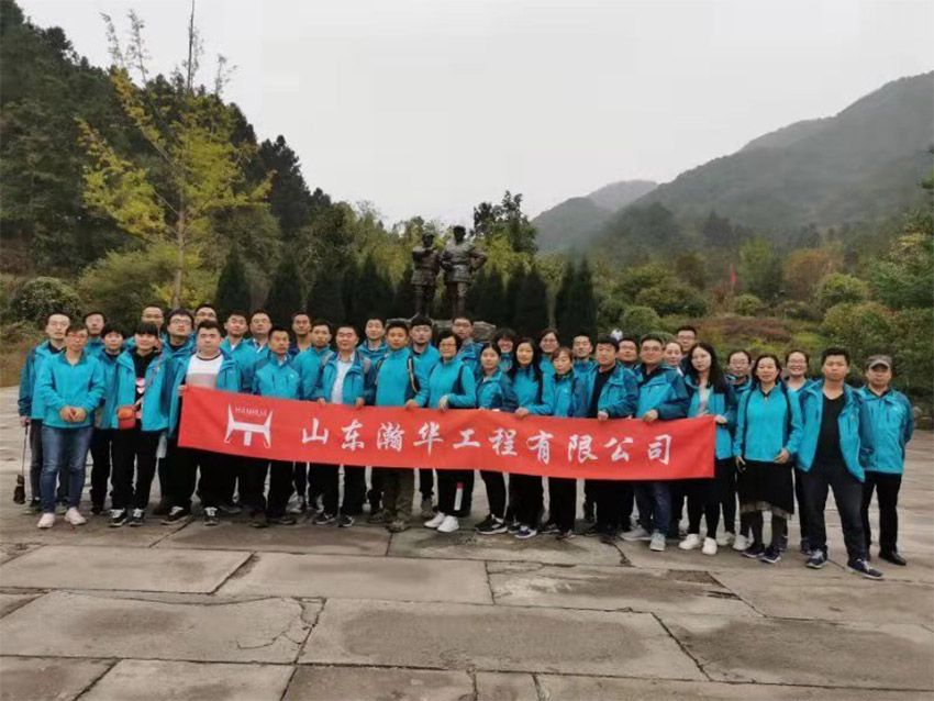 点击查看详细信息<br>标题：刘邓大军千里跃进大别山指挥部旧址前合影 阅读次数：946