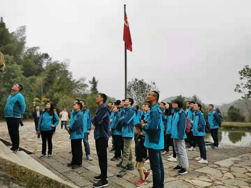 点击查看详细信息<br>标题：刘邓大军千里跃进大别山指挥部旧址前合影 阅读次数：954
