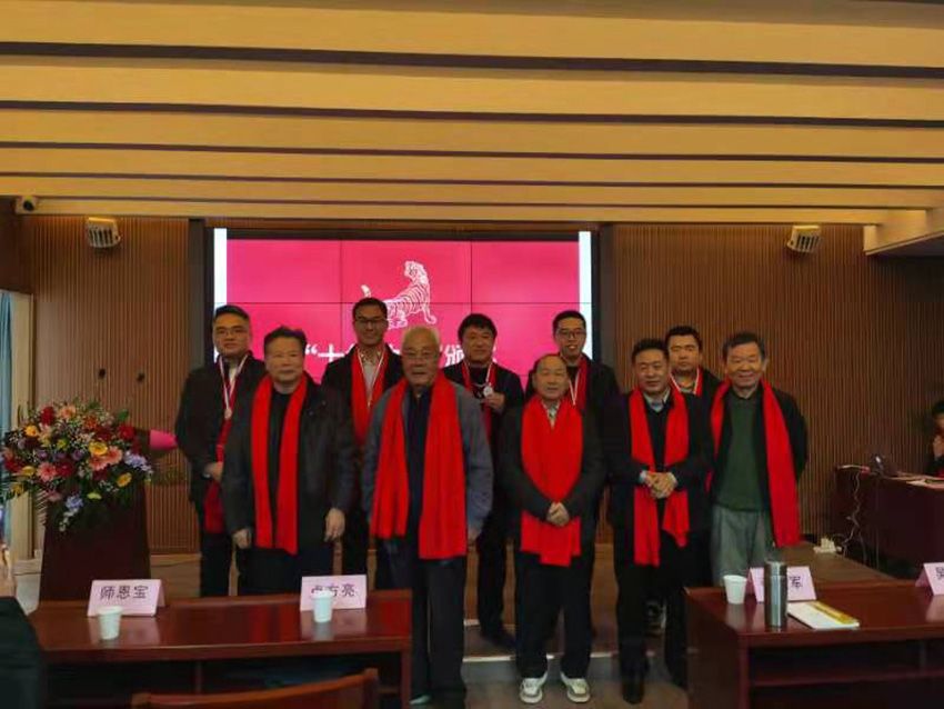 点击查看详细信息<br>标题：2021年会发奖留影 阅读次数：945