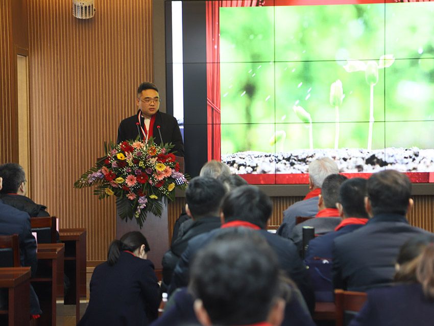 点击查看详细信息<br>标题：老员工代表发言 阅读次数：1002